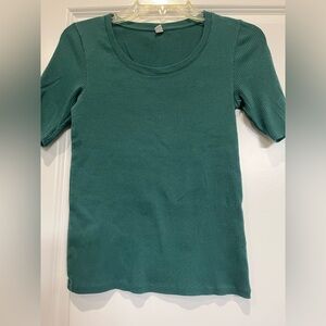 Uniqlo Green Ribbed Knit Sweater size small excellent pre owned short sleeves